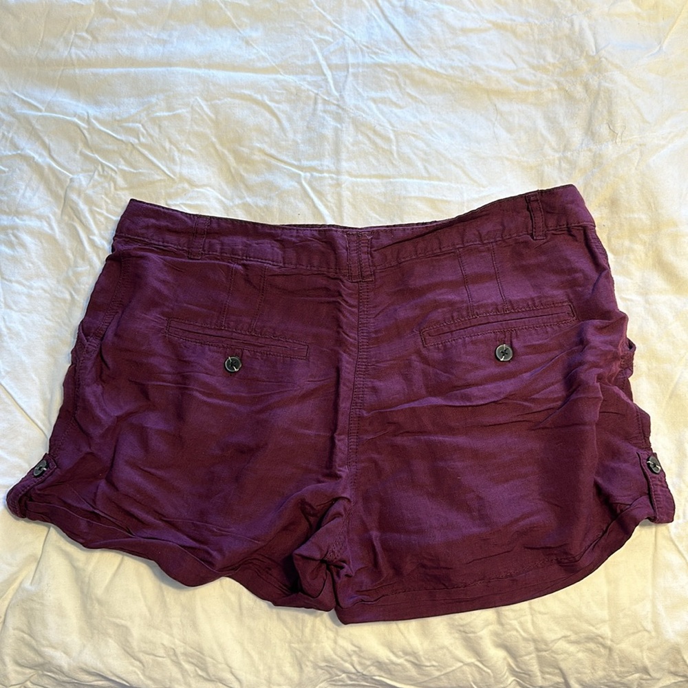 Early 2000’s H&M low rise linen shorts. Maroon. Size 12. 58% Linen 42% Viscose. - Picture 2 of 6